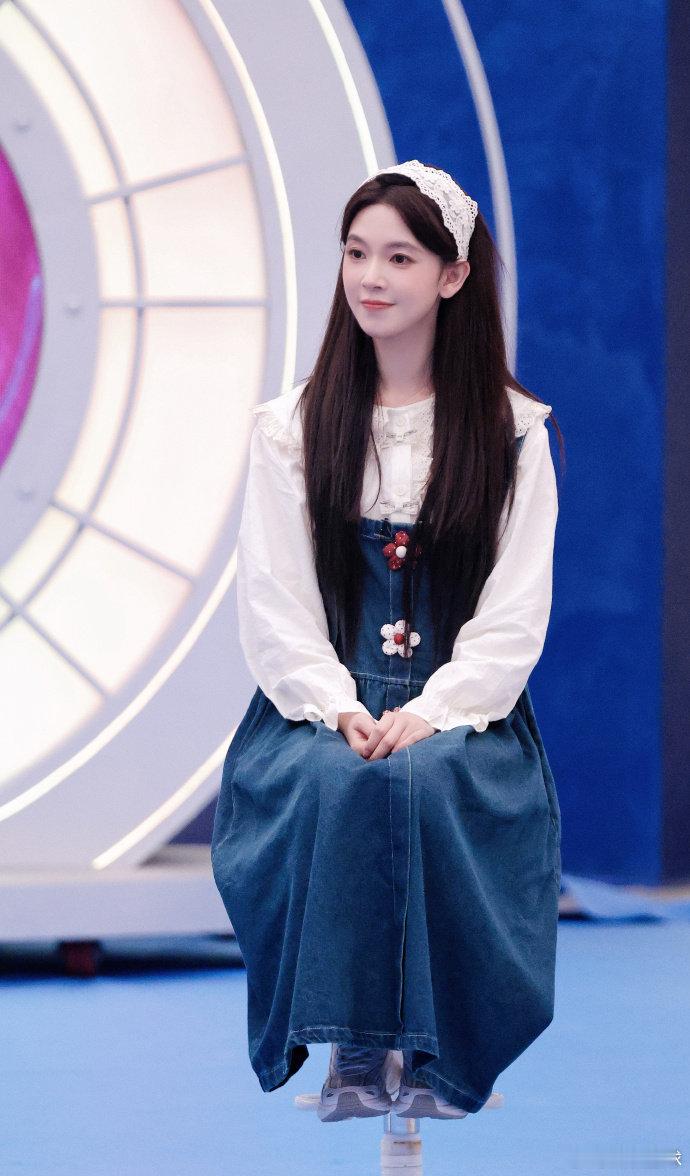陈瑶给谢娜推荐五金谢娜被陈瑶安利的样子也很可爱，乖乖听着推荐，姐妹氛围感太舒服了