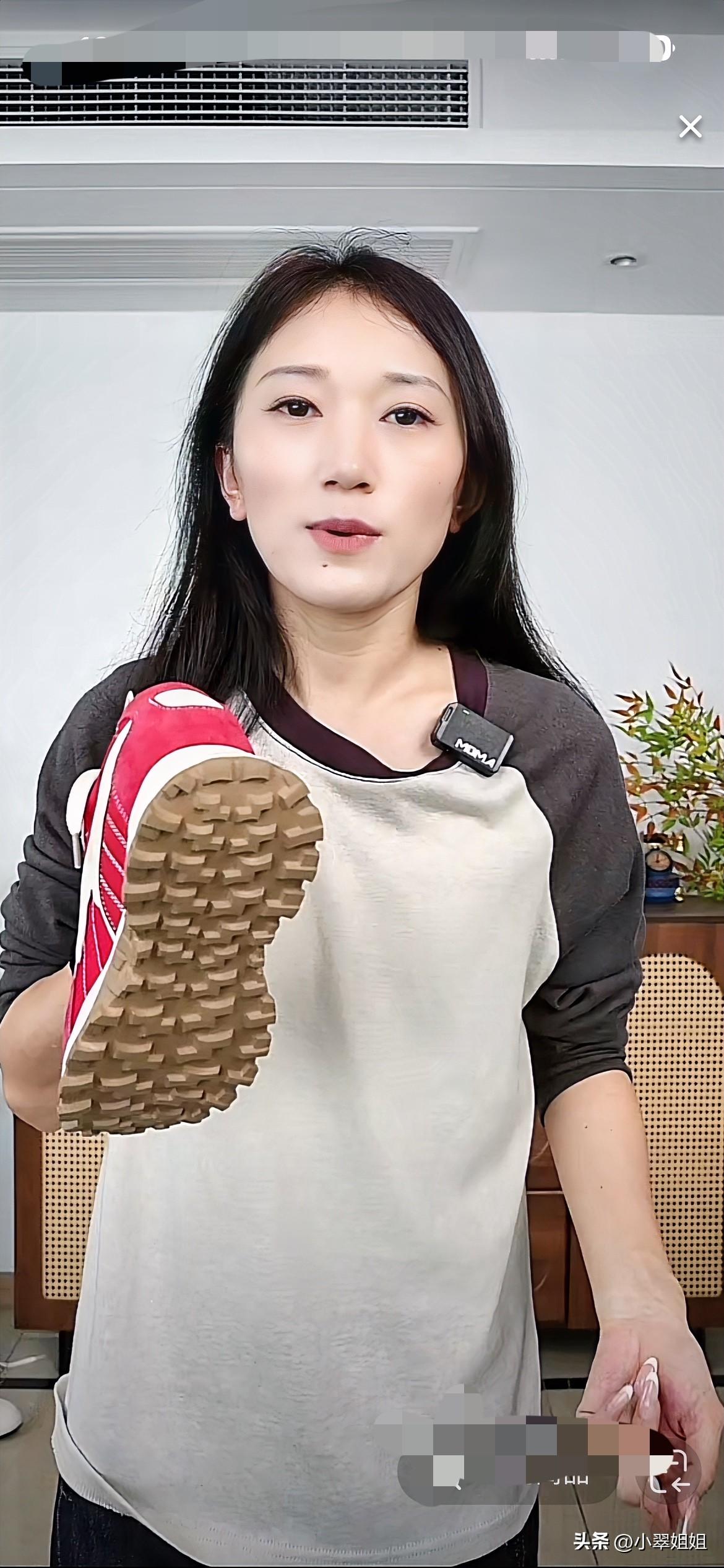 林丽今天又在小号开始直播了！今天直播间人气很高！虽然小号粉丝才3.6万人，直播间