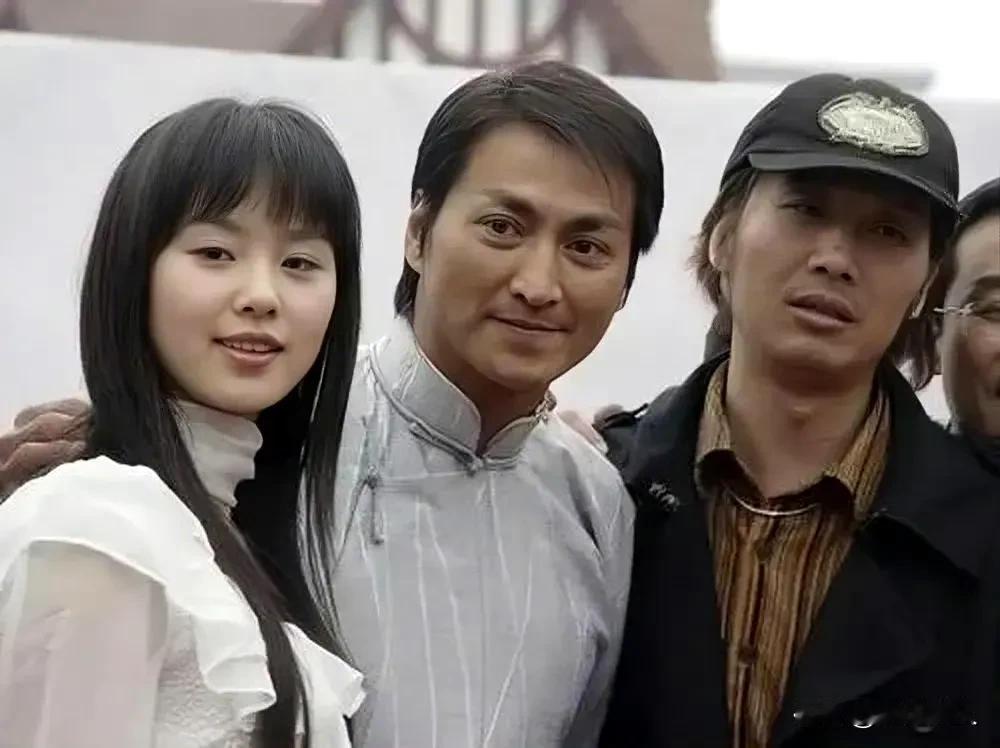 讲真，当年刘诗诗和何家劲演的《月影风荷》，现在翻出来看，那造型真是够“炸”的，说
