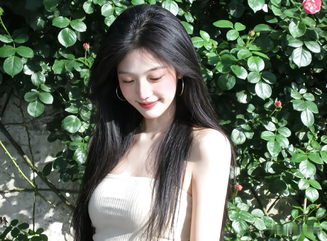 阳光下的少女，温柔微笑，绿叶映衬，美如画。