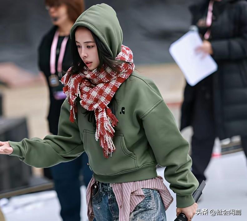 蔡依林真的是小个子穿搭的典范。
就是用这种有层次感的穿搭，上短下长，或者上紧下松