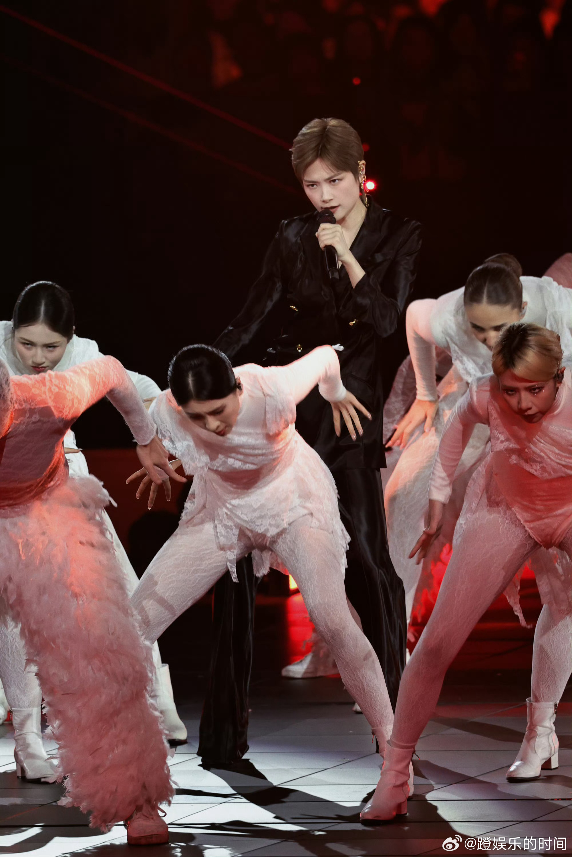 库克感谢艺术家李宇春 舞台王者李宇春海外大放异彩，库克毫不掩饰对她的欣赏，直言其