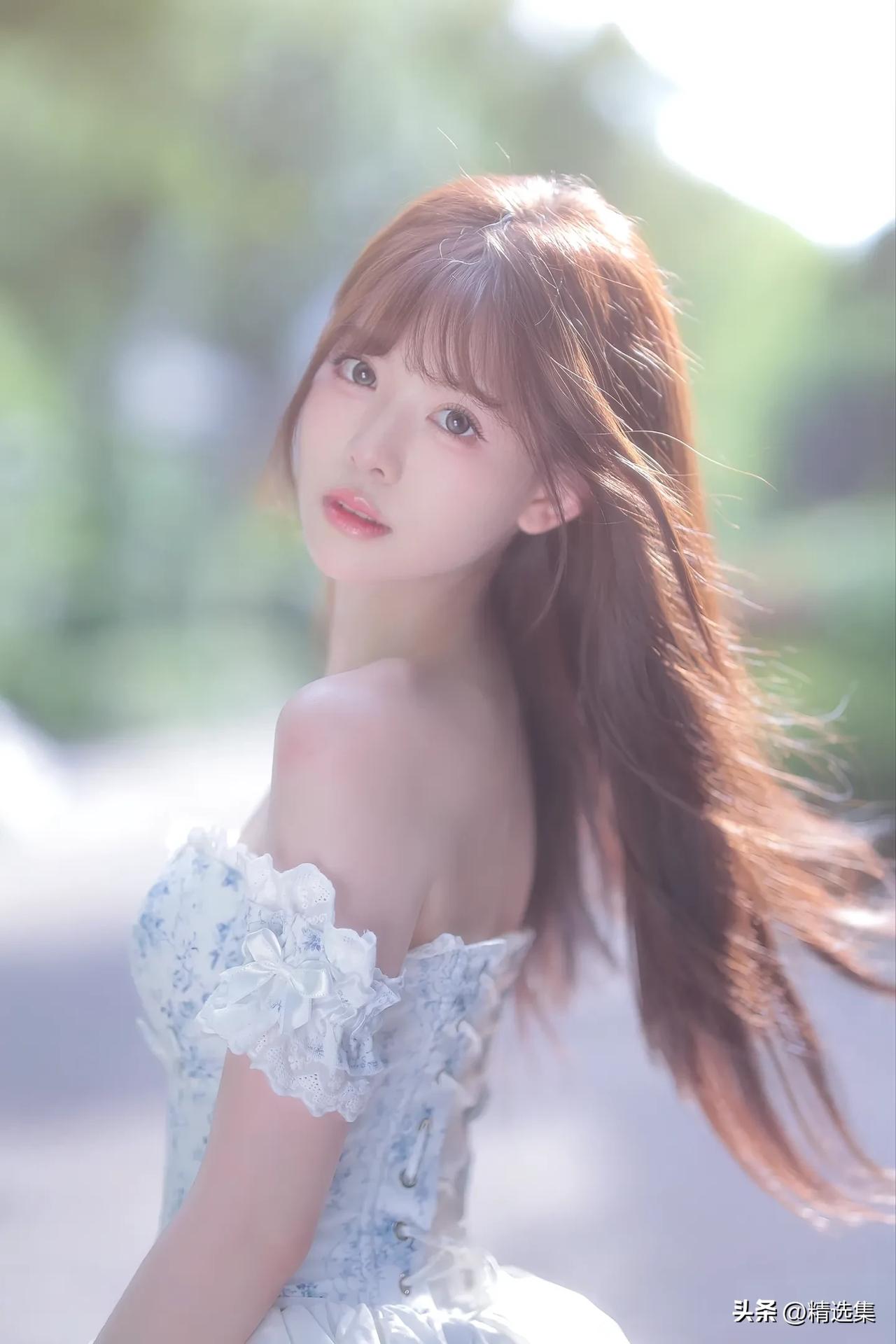 在我眼中，天然美乃是即便不施浓妆，也依旧动人的模样。恰似暖光之下，发丝轻轻垂落，