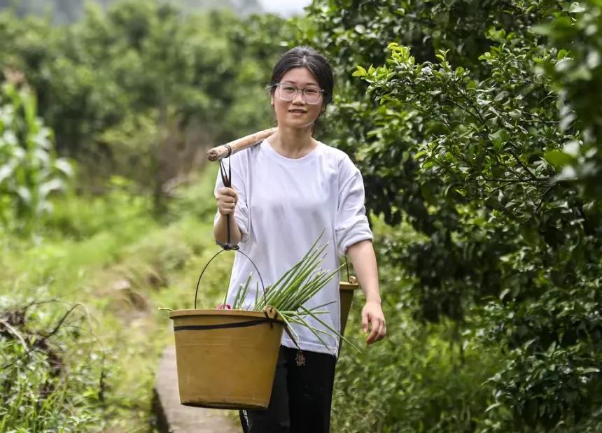 哇！终于见到“扁担女孩”刘燕真容！

没想到吧，桂林扁担女孩火爆全网之后，没有接