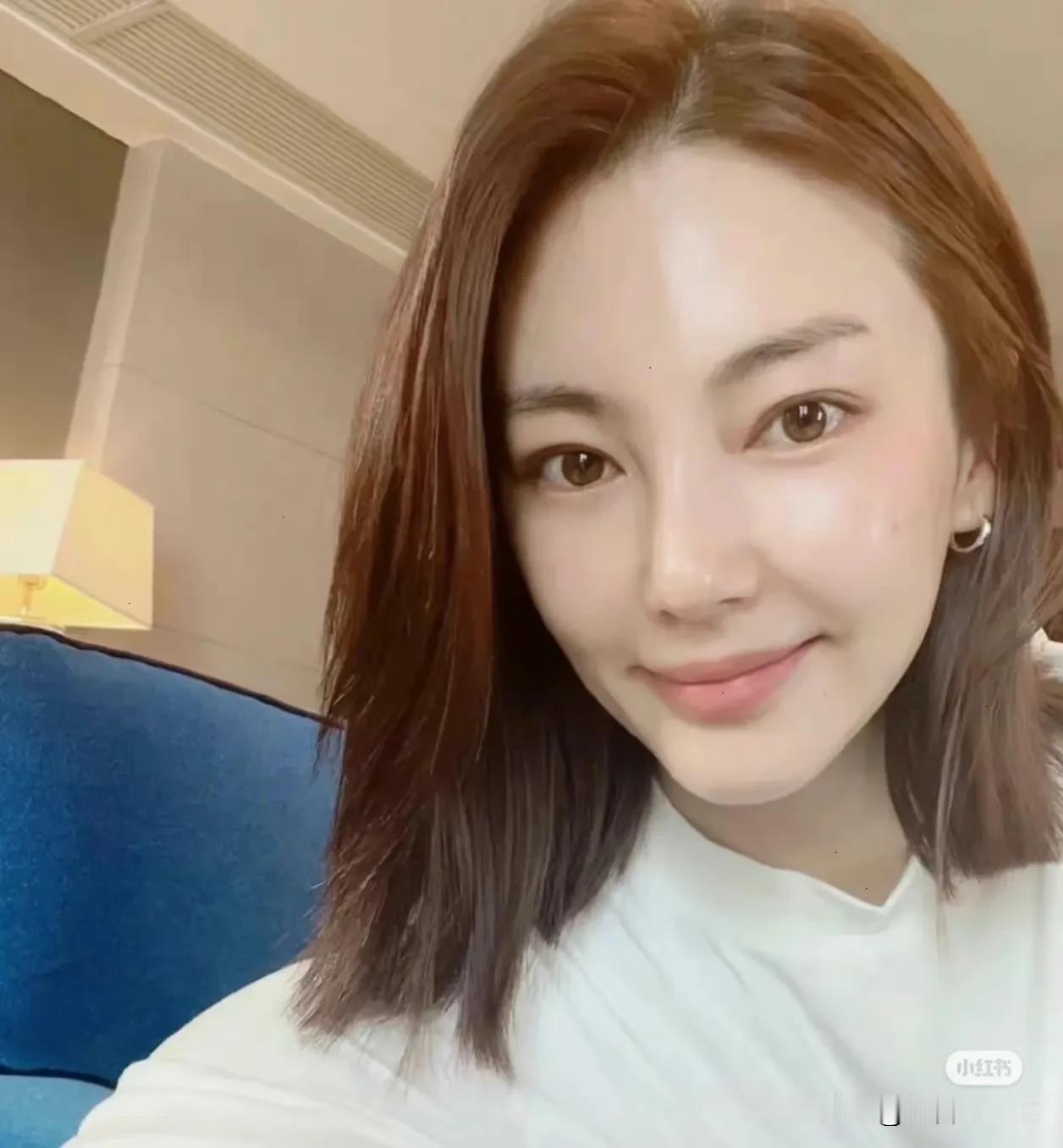很多人总看到化妆后光彩照人的张雨绮，其实她素颜也美出天际。

之前张雨绮晒素颜自