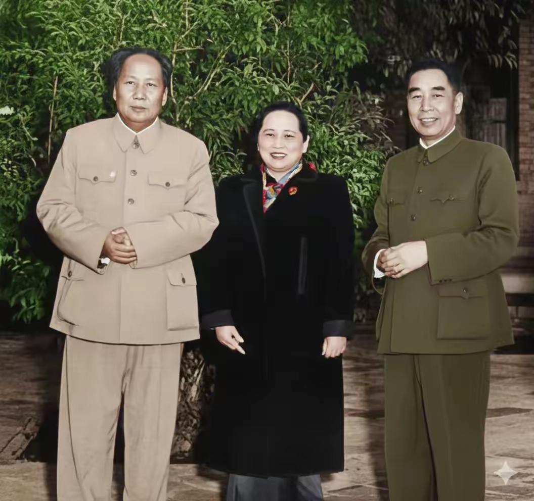 纪念毛主席诞辰一百三十二周年
他是导师，思想先进，永放光芒；
他是领袖，人民信服