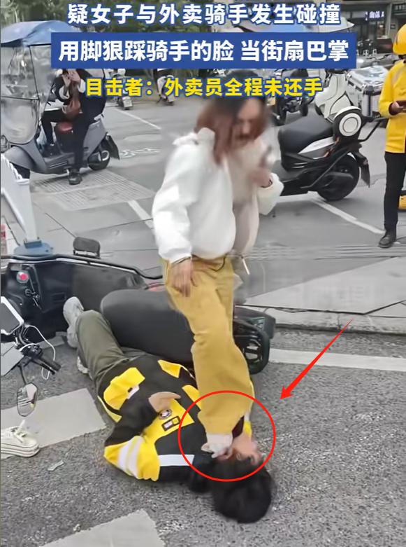 “外卖没有人权吗！”重庆，42岁女子酒后骑电动车，与21岁外卖小哥发生碰撞，女子