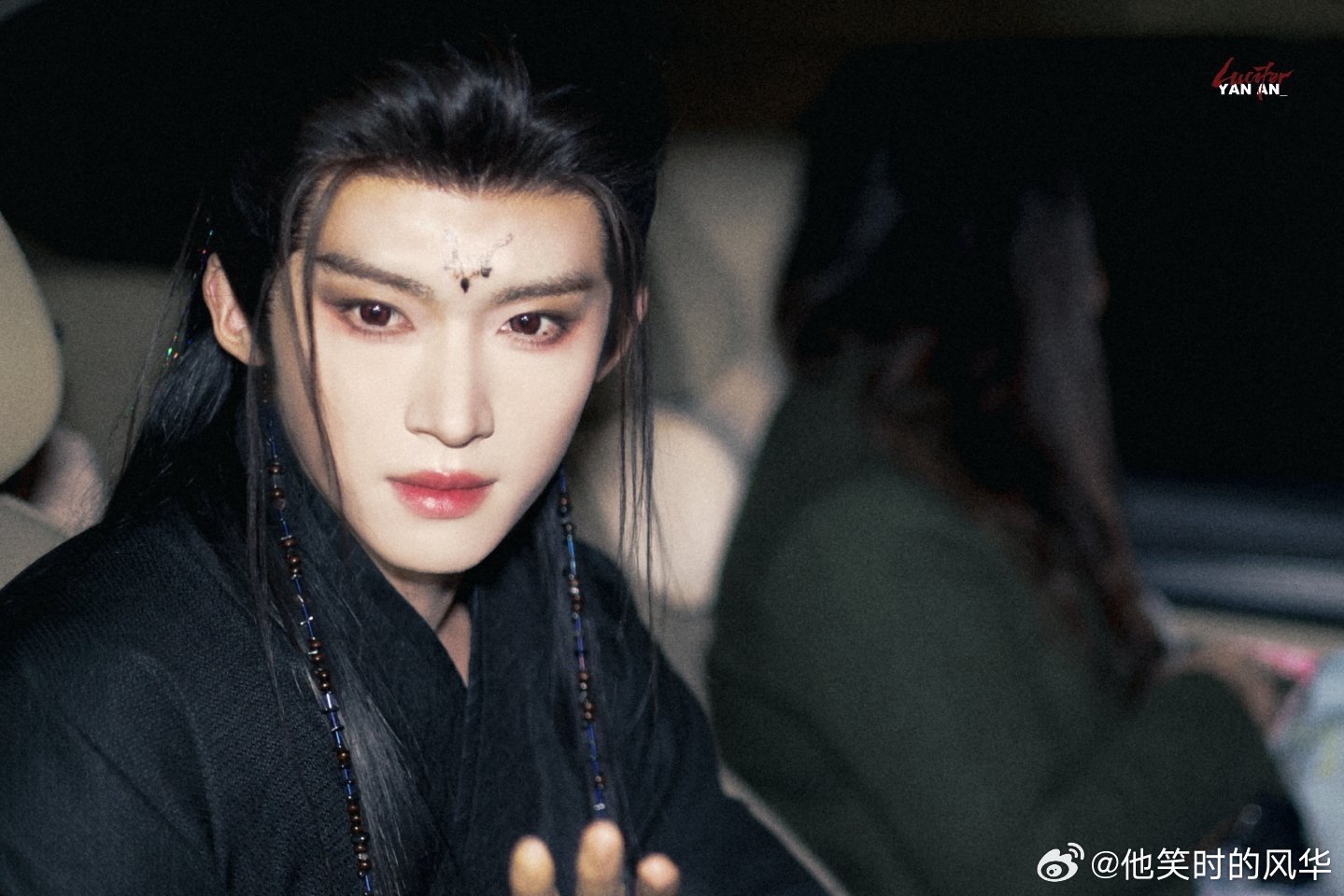 闫桉杀青 随着《月鳞绮纪》杀青，闫桉演绎的厉劫和源无获也暂告一段落。杀青现场为粉