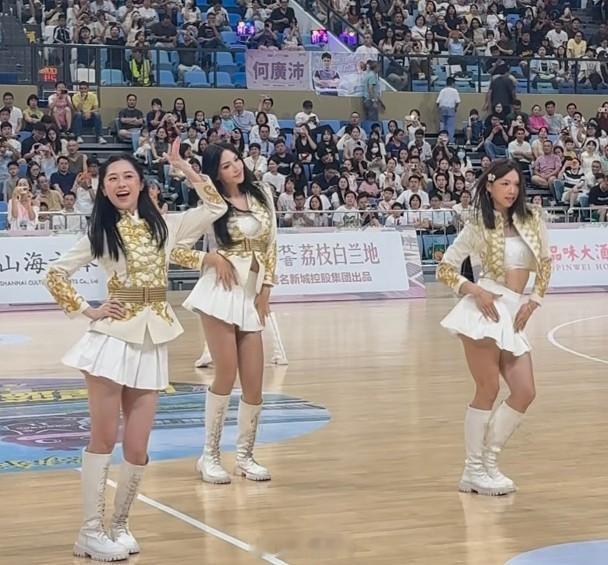 【On.cc】黃宗澤做明星籃球賽嘉賓　魔音女團跳唱勁High由無綫藝人劉穎鏇、譚