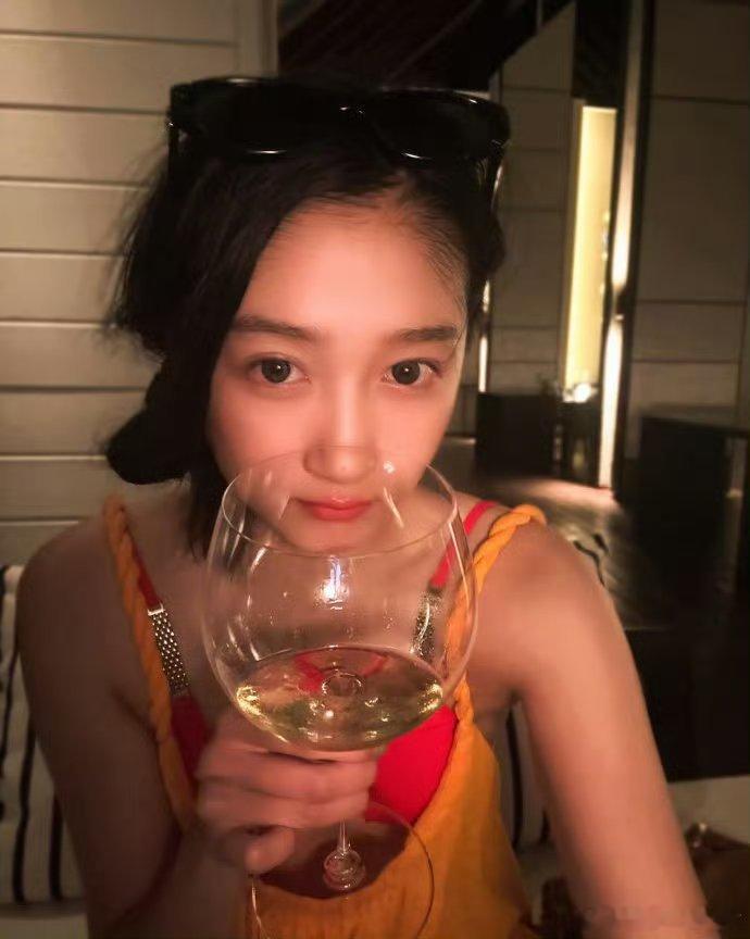 关晓彤作为公众人物深夜去酒吧，大家怎么看