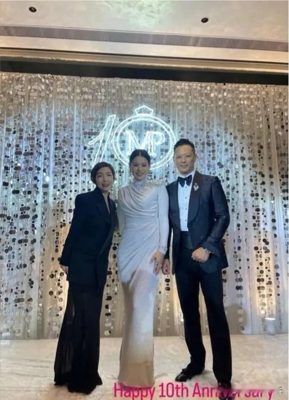 胡杏儿越没有什么越要秀什么，专门办了结婚十周年的晚宴，想告诉全世界她很幸福，可是