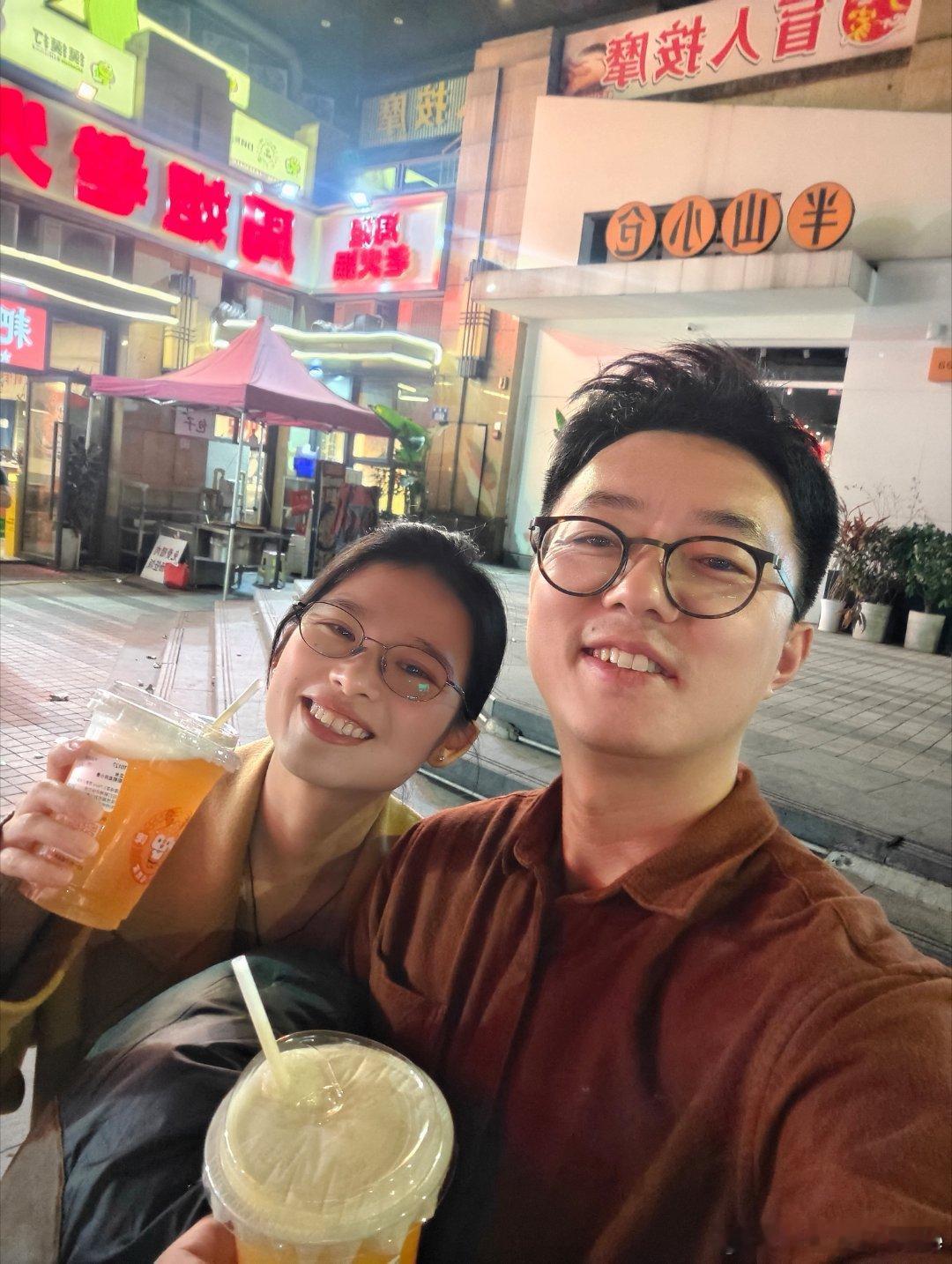 节后最后一天和董事长刷个飞驰人生3挺好看的，笑点很多看完路过一个蜜雪冰城的精酿摊