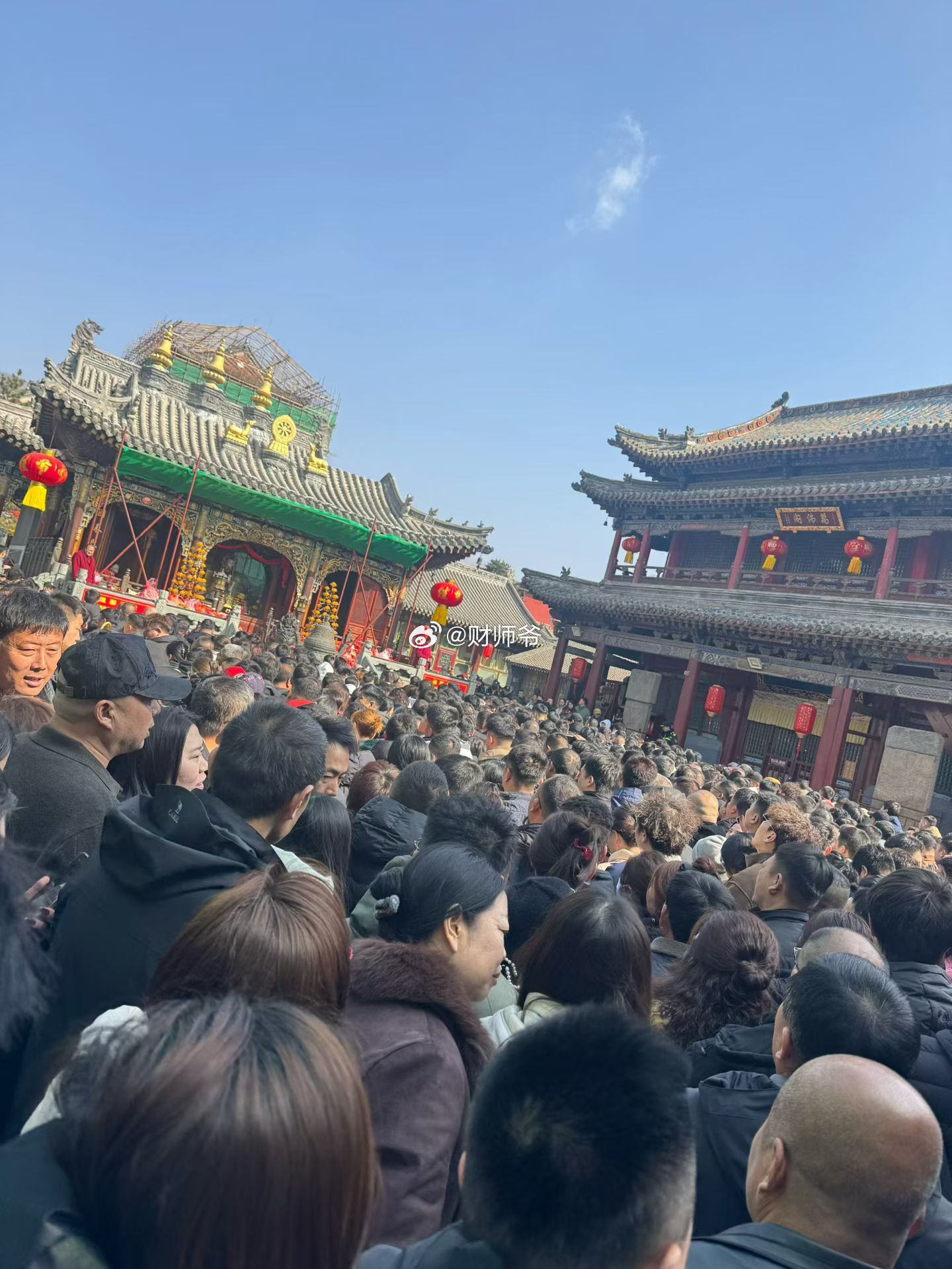 朋友圈看到的：今日份五台山。每天都有这么多人来求神祈拜。Religion has
