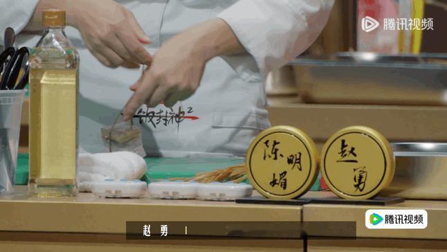 谢霆锋分不清甲鱼和猪皮 看谢霆锋叉起来一块红烧肉皱着眉端详，直接幻视地铁老爷爷看