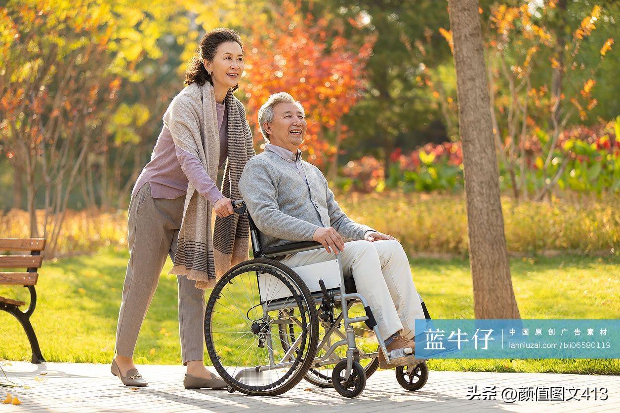 🍃

山路崎岖，两兄弟轮流推着坐轮椅的父亲上山游绿道，汗水浸透衣衫却毫无怨言。