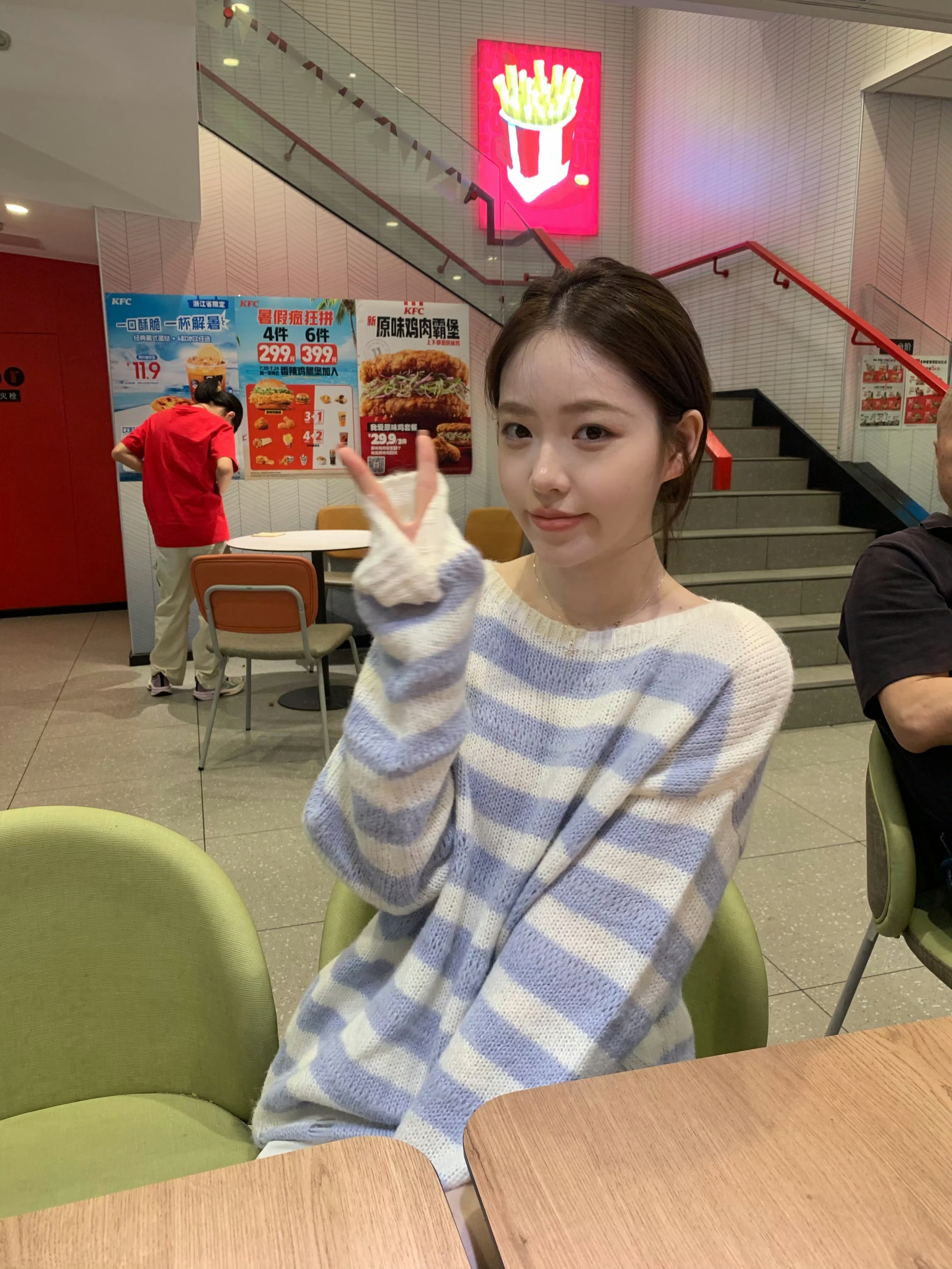 你在拽什么，迟早有一天我会钻进你宽松的卫衣摸你的腹肌穿着你的花衬衫花着你的钱，吃