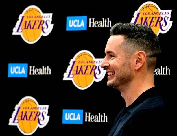 湖人能突破次轮那就有看头了
但是目前来看这也有点困难啊
老詹也快退了，但凡今年没