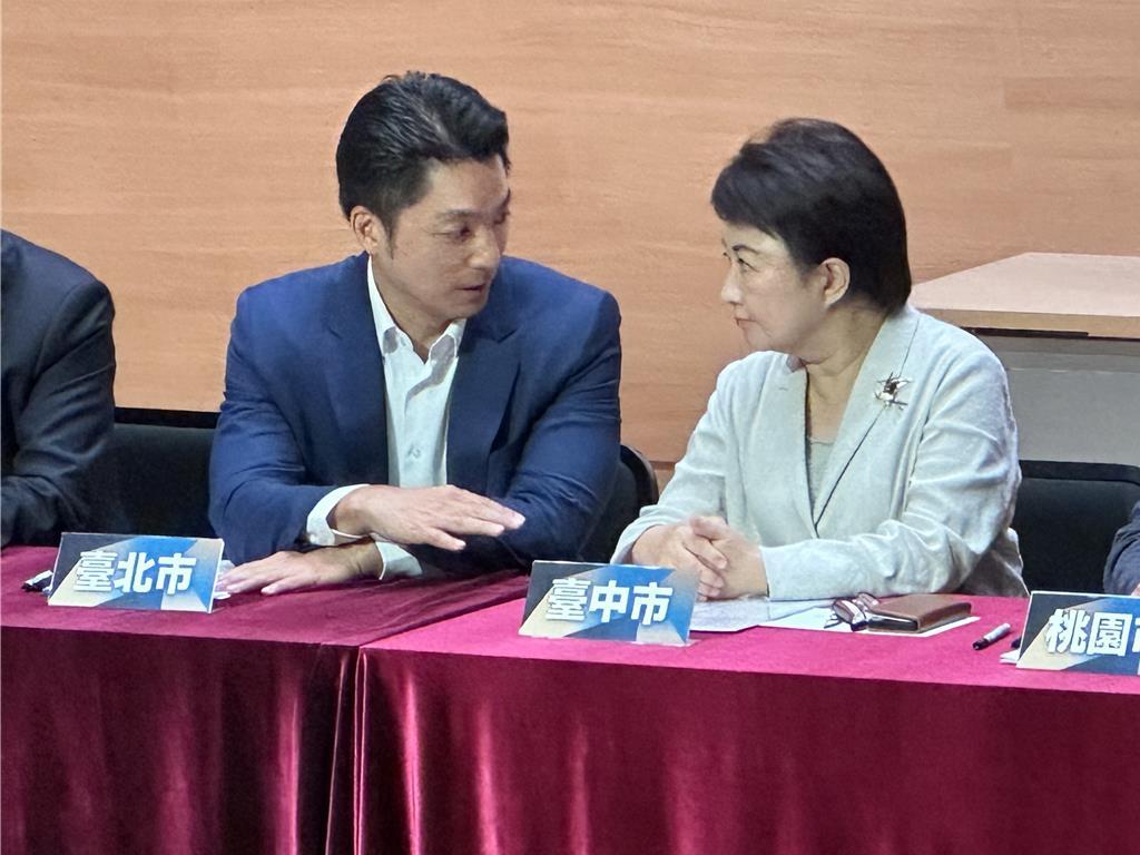 台北市长蒋万安10日响应台中市长卢秀燕的号召，与其他14名地方县市首长一同签署捍