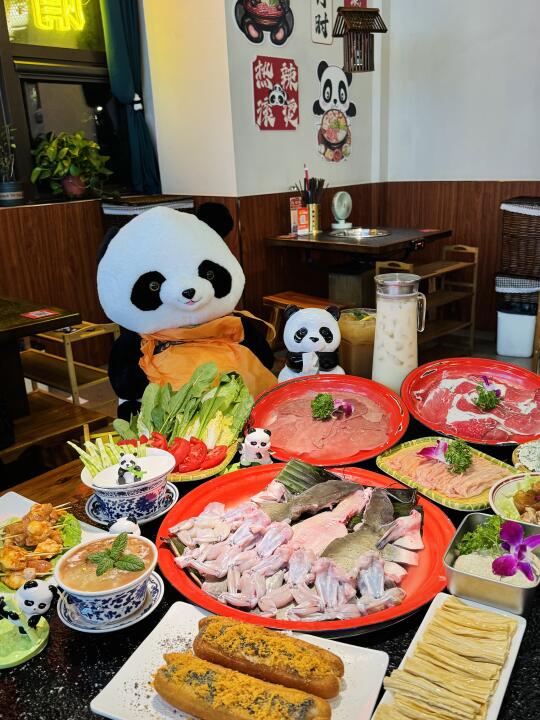 南京这家熊猫火锅店，夏天锁死！🐼