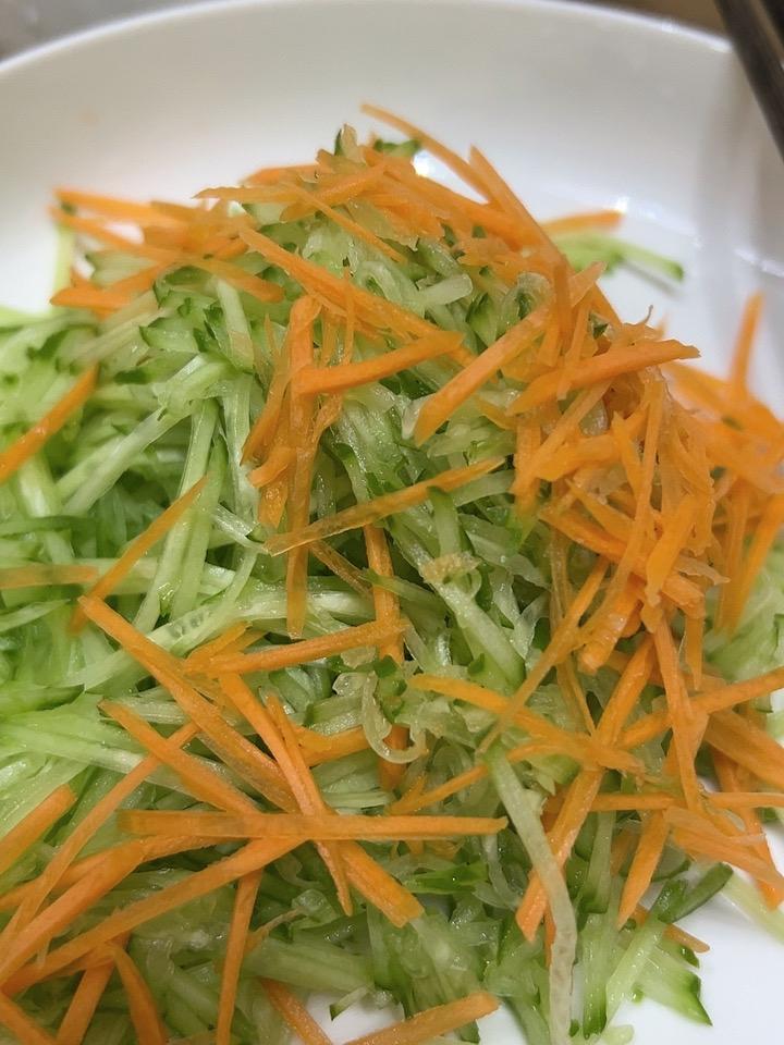 萝卜要是炸丸子是先切成丝儿吗肯定要先切成细丝了，后面弄成丸子的形状，更好定型！