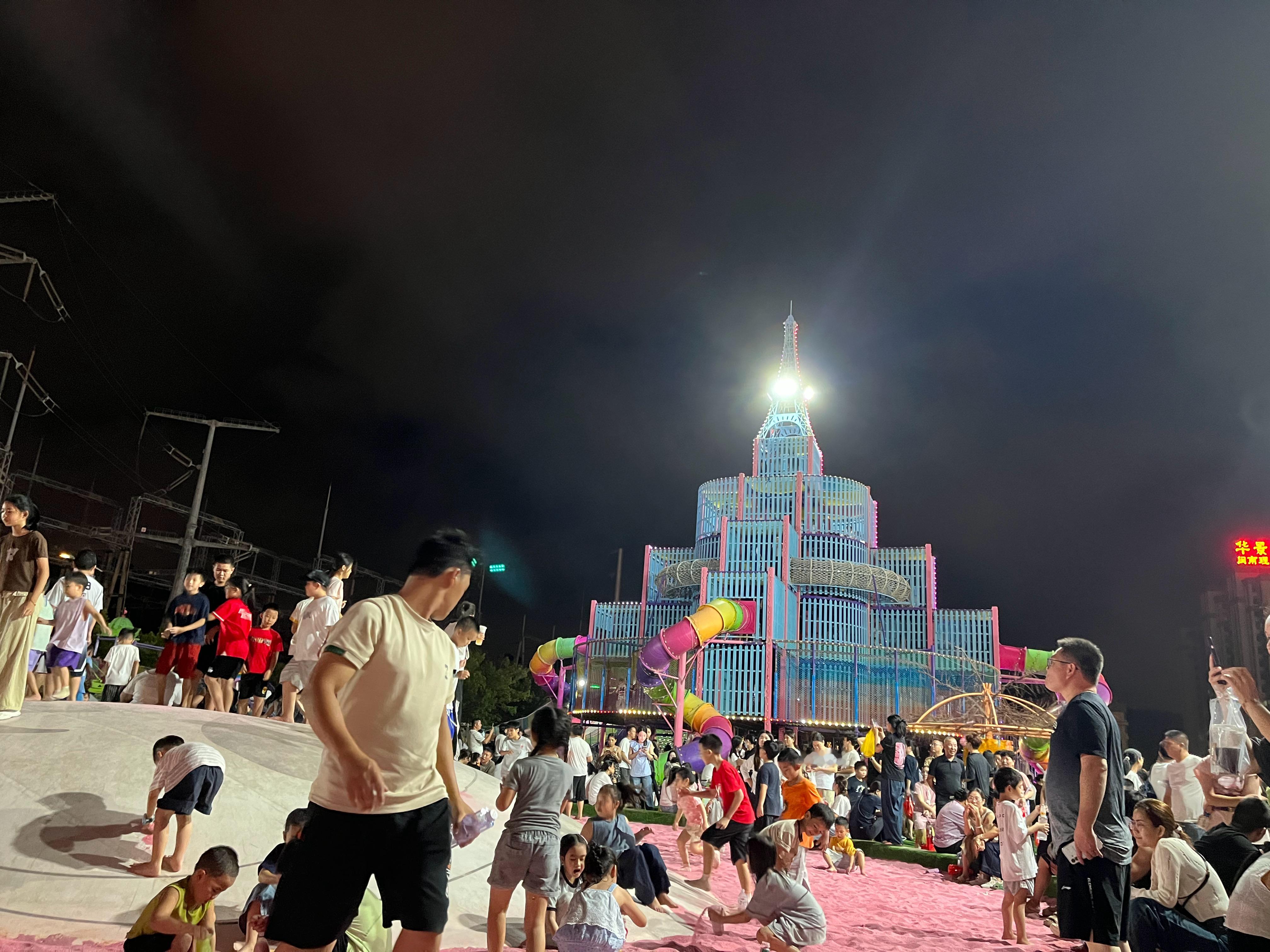 太多小孩了， 感觉整个城市的小孩都来这里了。 不是说小孩越来越少了吗？ 怎么还是