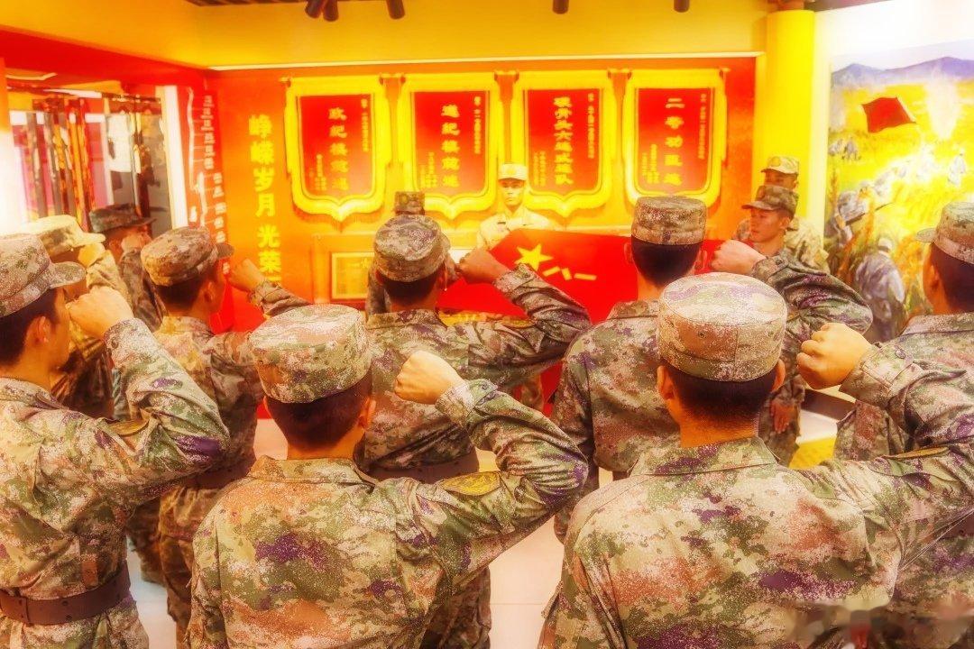 #铸剑中原[超话]##早安军营##原原说早晚安# 战旗猎猎晓云风，烈士英魂励后人