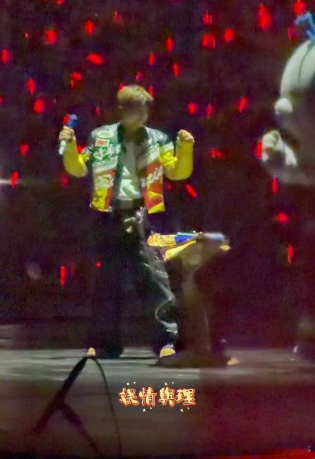 张杰怎么这么会扭 哇，张杰扭动起来简直绝了！他扭动时又苏又帅，卡点精准得无可挑剔