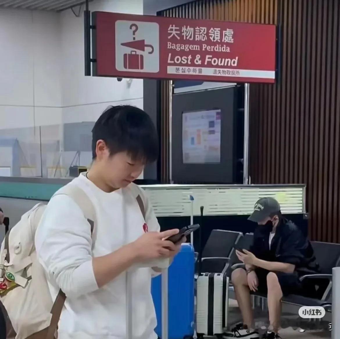 这又是哪个姐姐拍得神图！？

头：唉...看都不看我一眼，我直接蹲失物招领处，让