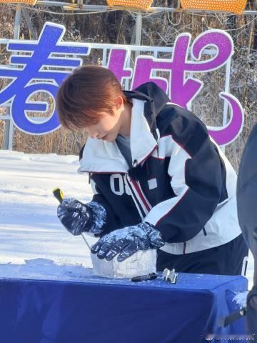 刘宇不语只是一味凿冰 这股执着劲儿太圈粉！刘宇埋首凿冰不厌倦，眼里只有冰雕，认真