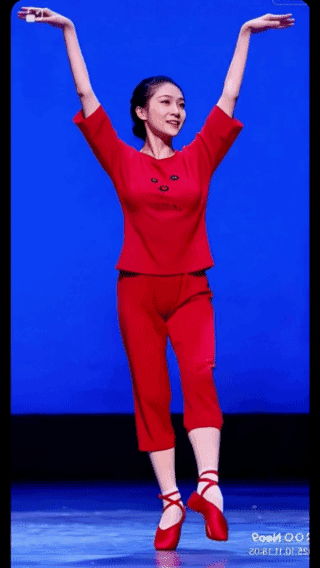 精彩多姿，
百看不厌！
美女倾情演绎
现代版白毛女芭蕾舞，
亭亭玉立，
风情万种