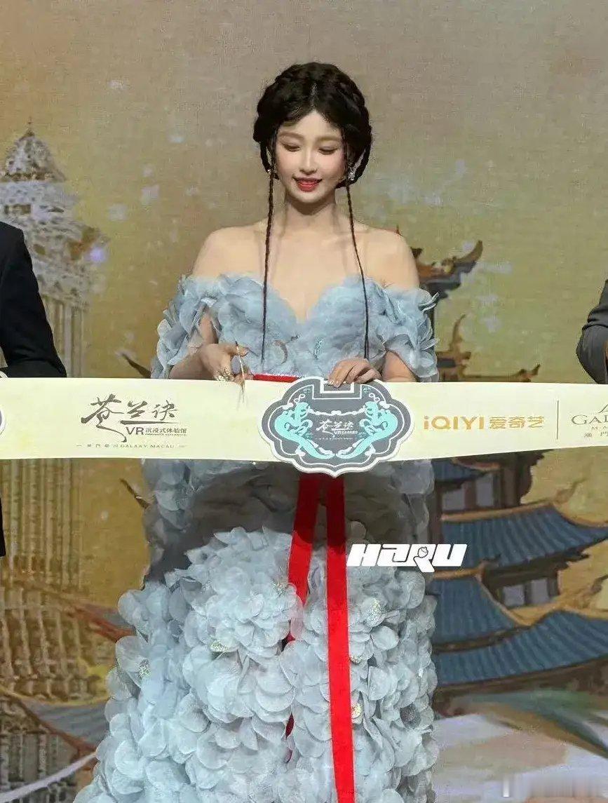#虞书欣生图#欣欣宝宝太可爱了，脸蛋嫩呼呼的好想rua！！皮肤咋这么好啊真的好羡
