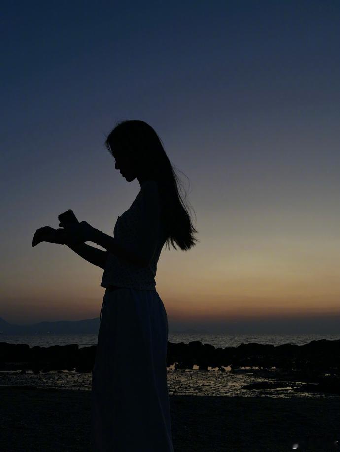 鞠婧祎海边落日plog，荡秋千好惬意啊，小鞠和晚霞都很美