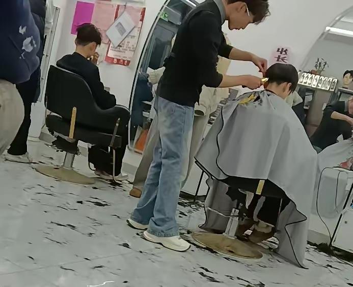 你那里理发，涨价了没有
现在去理发，临近春节除夕前还得再去，因为不出15，不让剃