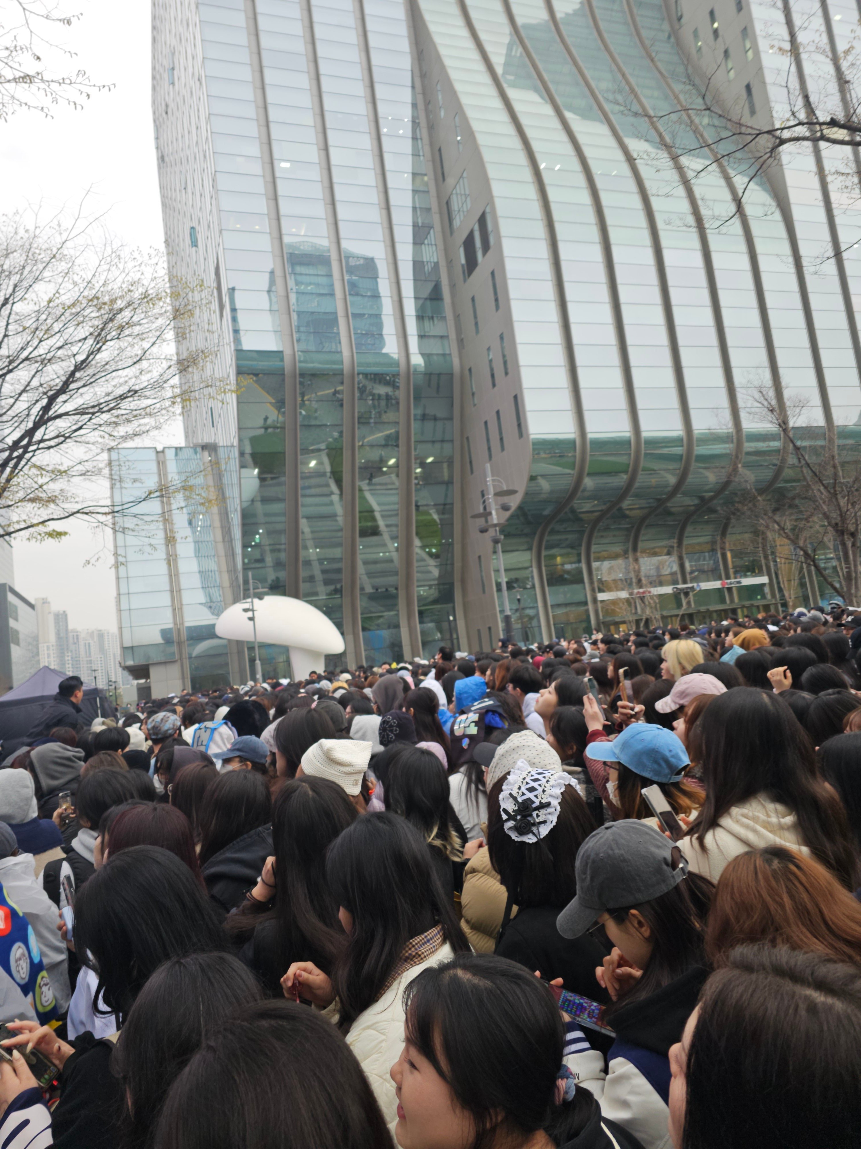 实时在上岩等待WANNA·ONE的粉丝们 