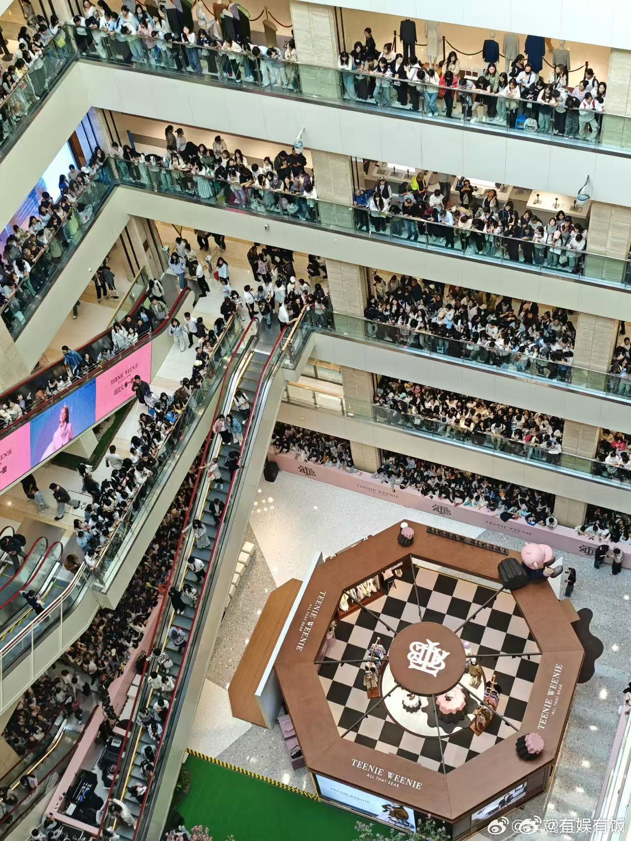 赵露思出席西安线下活动赵露思西安赛格活动赵露思西安赛格活动，好多人，蛙趣蛙趣 ​