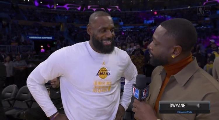 今天湖人比赛前，韦德采访了詹姆斯。独行侠vs湖人洛杉矶湖人