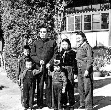 1956年10月，伟人与周秉华（左起）、周秉和、周秉建、周秉宜、周秉德在西花厅院