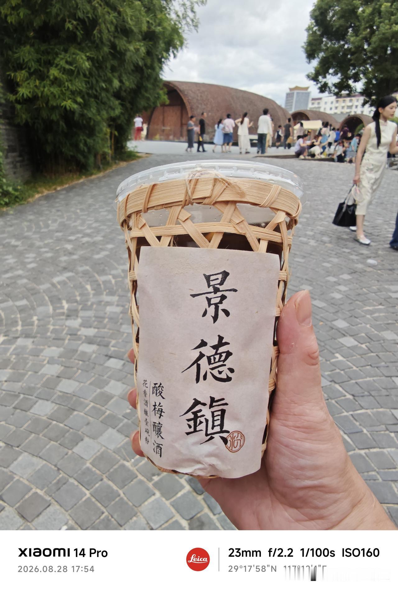 有人奔赴千年文物，元青花、明清官窑瓷器，一件件瓷器背后，藏着瓷都数百年的繁华；有