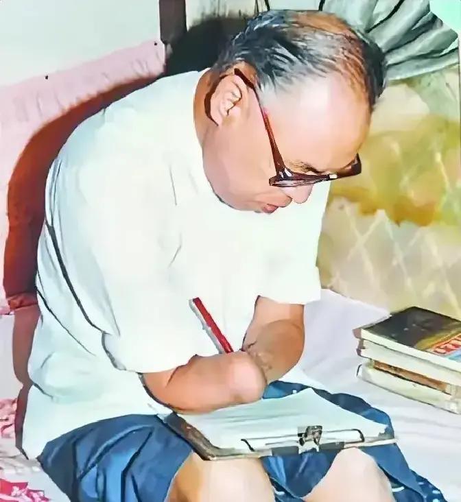 1950年，长津湖战役中，17岁的朱彦夫重伤昏迷，被美军补刀划开肚子，疼醒之后他