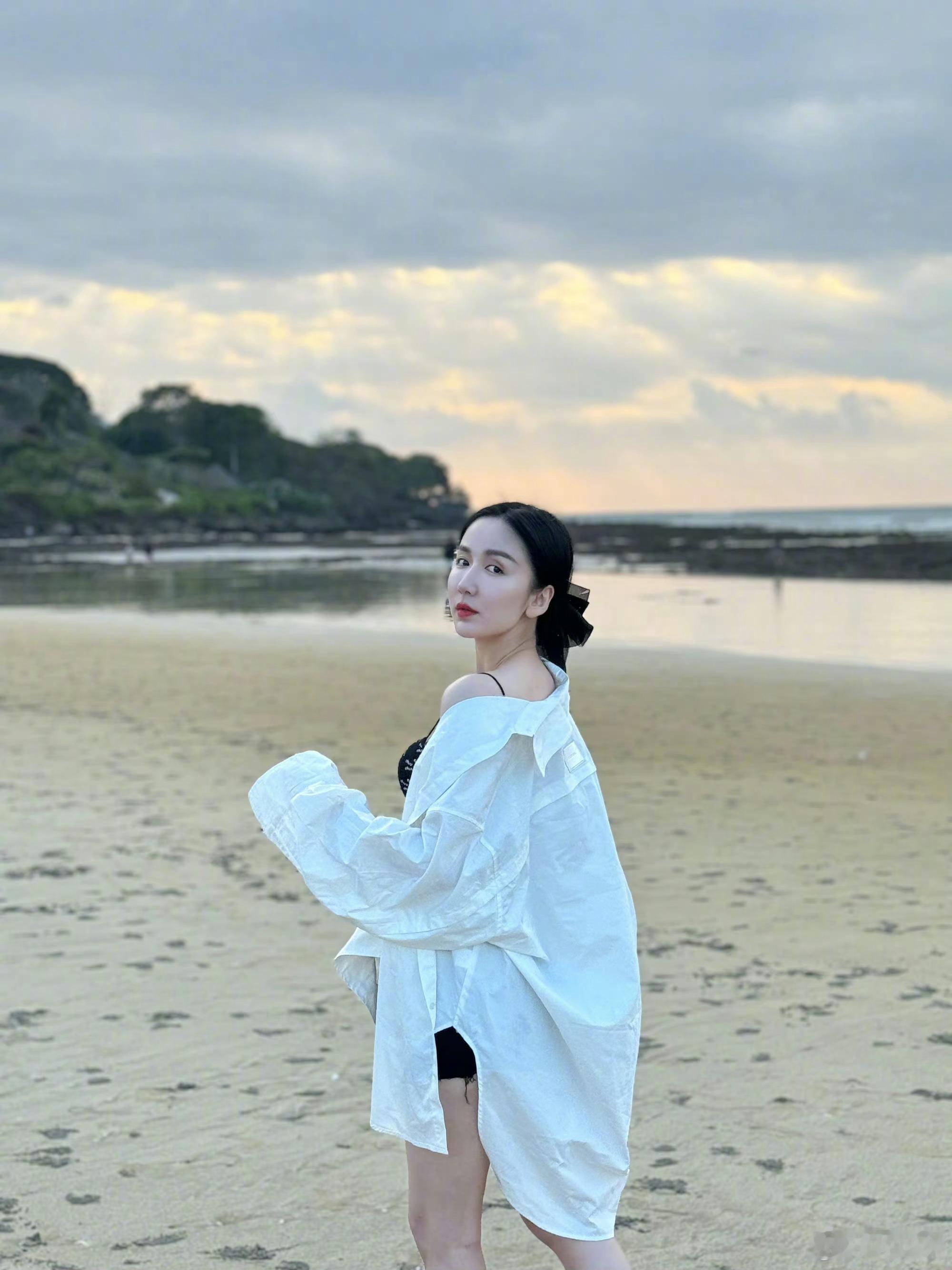 娄艺潇海边照片新鲜出炉，海风真的是吹人心醉！温度适中，享受生活美丽如画，心情好爽
