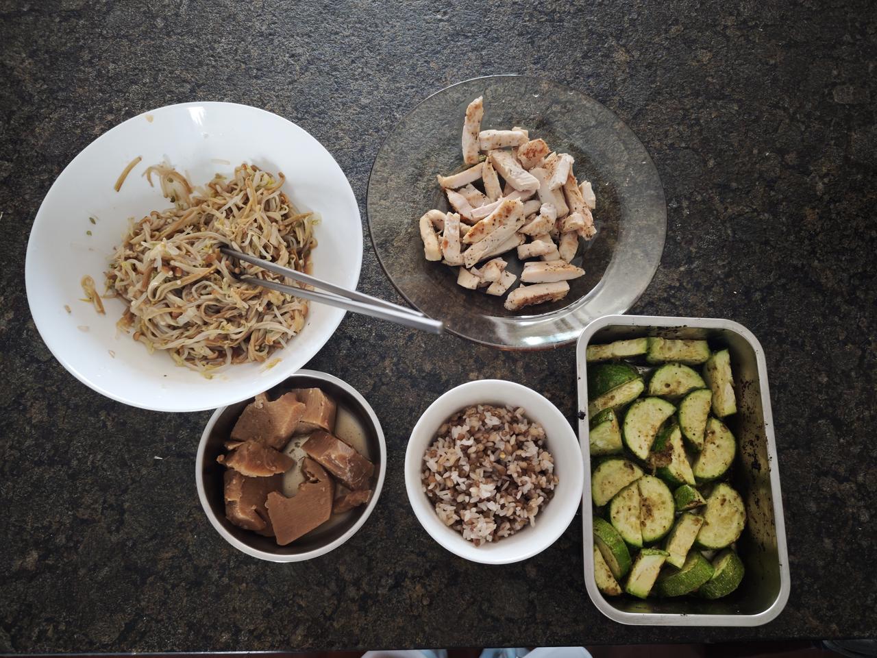 今日午餐。
绿豆芽金针菇焯水凉拌。
西葫芦空气炸锅180度烤12分钟。
油焖笋。