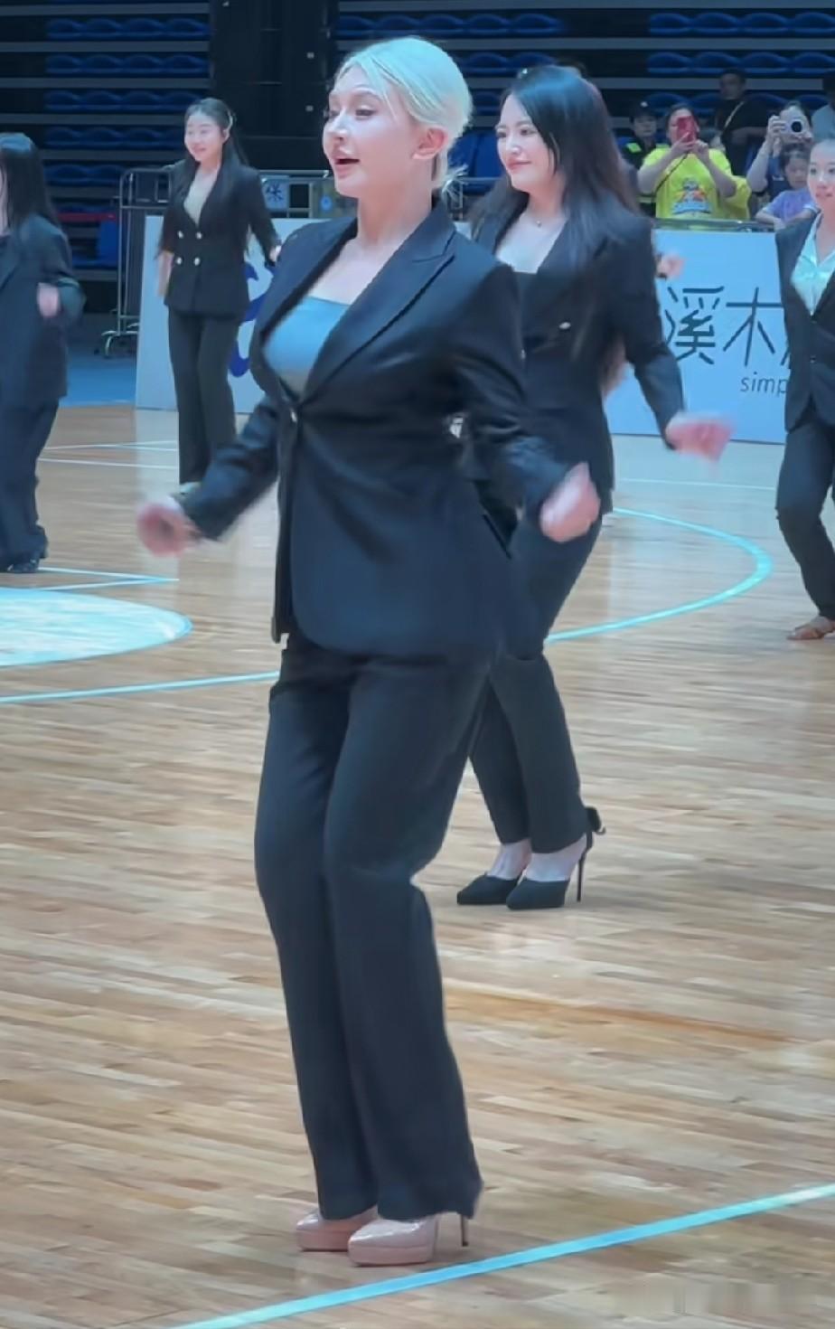 粤BA整活了，好好的啦啦操不跳，去跳拉丁舞，现在的篮球比赛中心开始转移了。没人关
