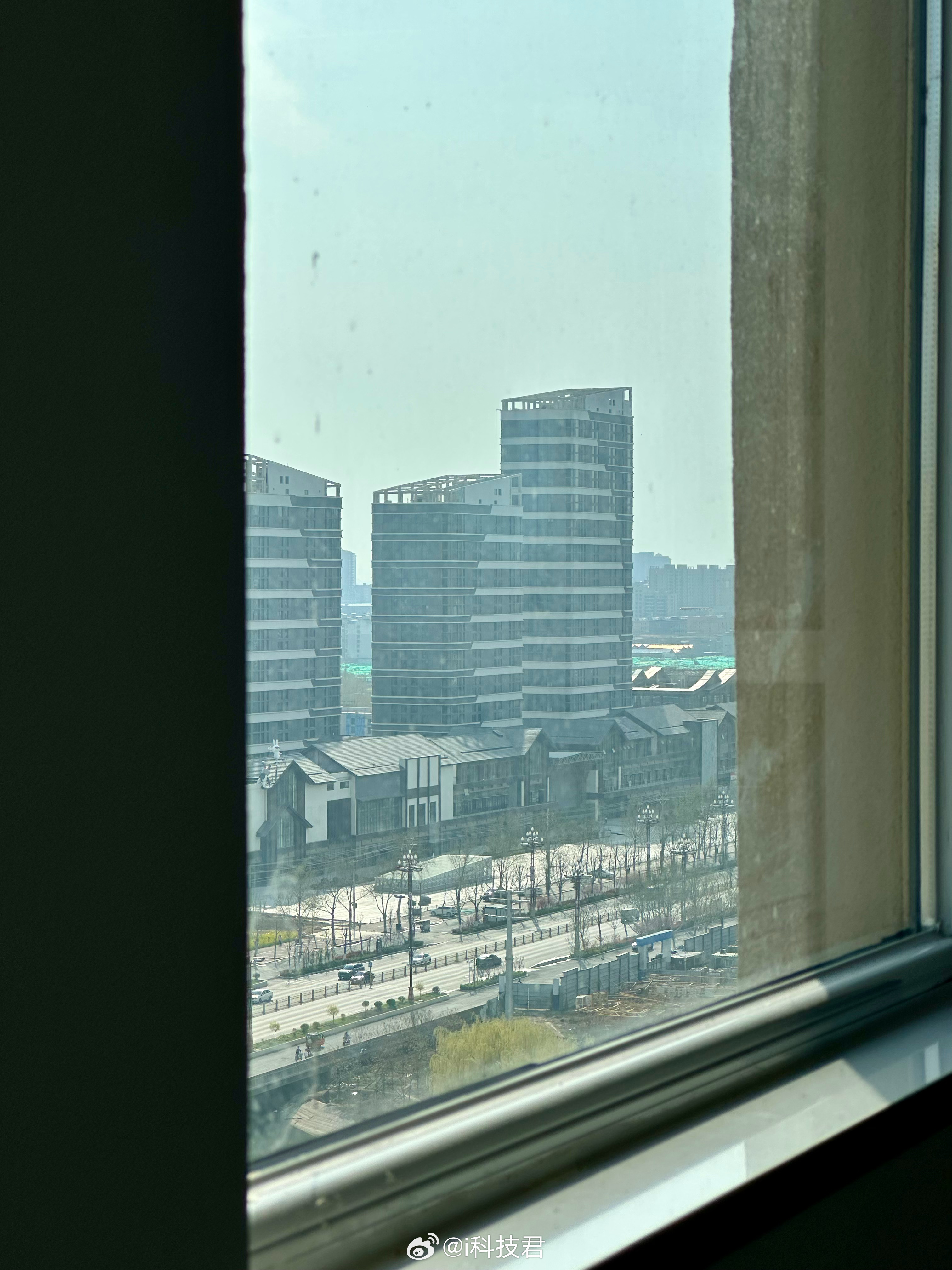 第一次买房不知道，还有1万左右的公共维修基金，5000块钱左右的契税要交，本来还