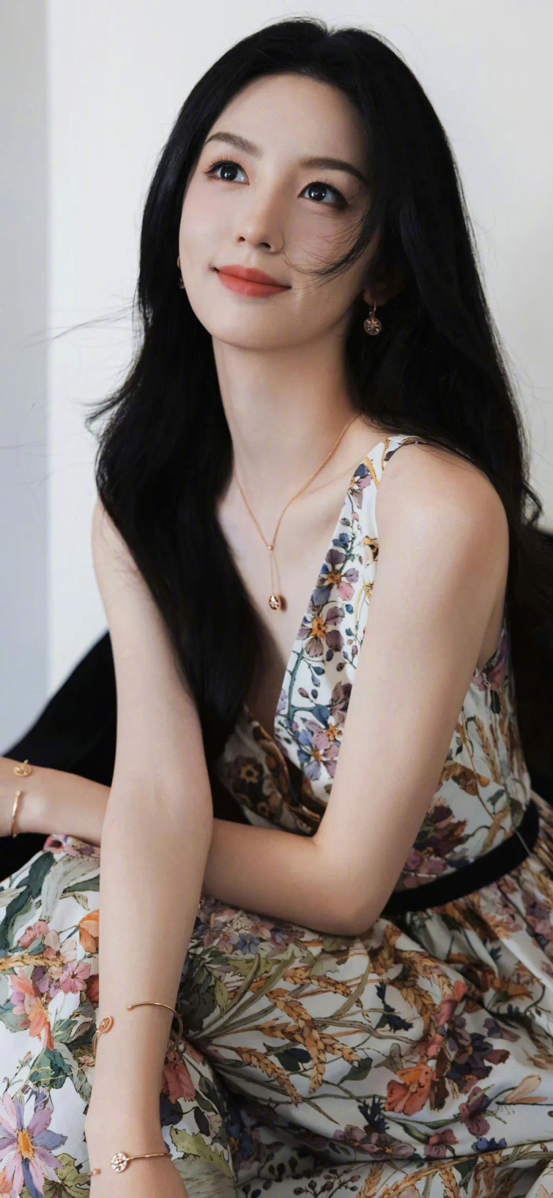 周也自从六公主事件之后就比较注重有拍摄时的表情管理了，她一直在谈的剧《红舞鞋》，