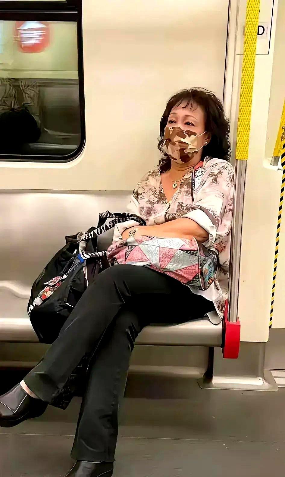 “皱纹就是皱纹，遮不住也骗不了人。”
 
镜头怼脸，网友炸锅：女神怎么老了？
 