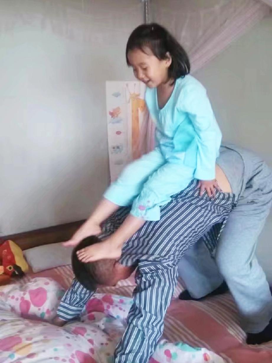 你的孩子不会记得你带他去过多少地方玩，给他买了多少玩具。

但是他永远能记住，他