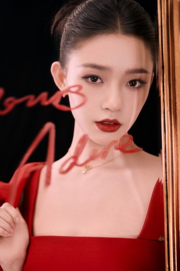 #林允lady风# 林允的这次风格真的给我们带来了很多的惊喜！看起来风情万种！这
