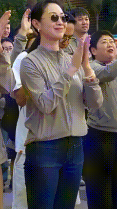 王佳佳紧身牛仔裤，不愧是大嫂啊 穿什么都好看