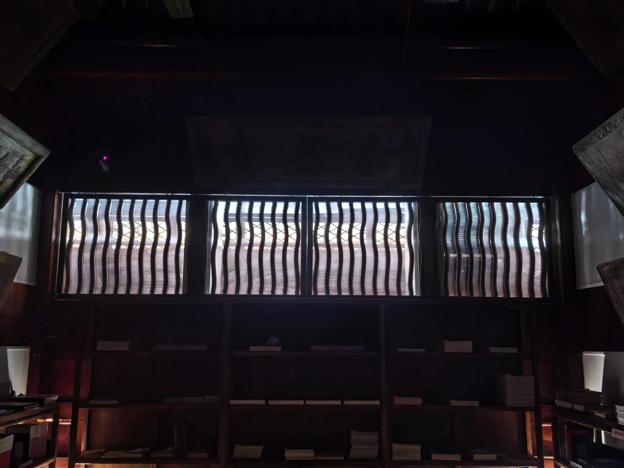 睒（shǎn）电窗，也叫水纹窗。出自北宋官修建筑典籍《营造法式》小木作制度。原文