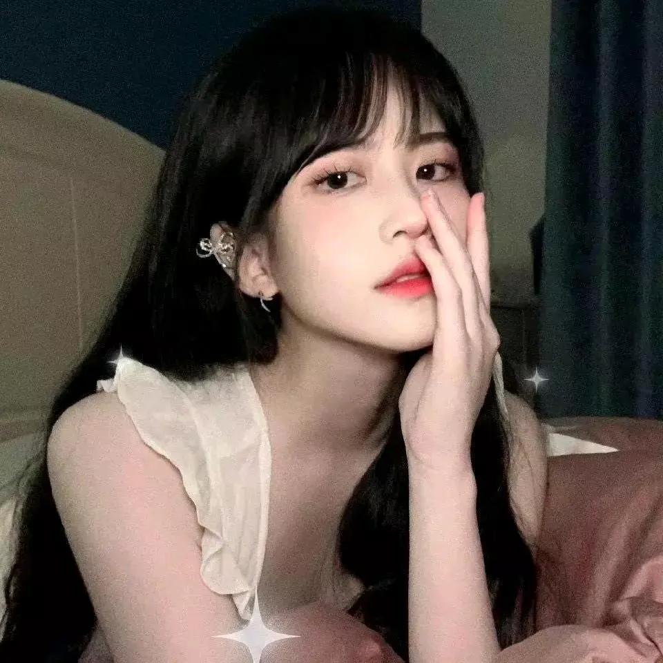 沉醉在夜晚的柔光中，指尖轻触脸庞，享受这宁静的美好。微醺美照 柔光美人自拍 粉系